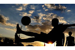 英7部で「ゲームを超えるトリックゴール」爆誕…同僚も驚愕で倒れ込む 画像