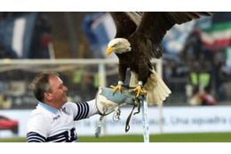 ラツィオの鷹匠、衝撃の「ナチス敬礼」で停職に 画像