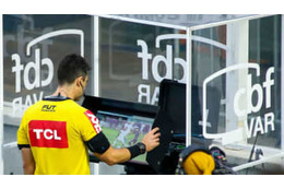 VAR判定に怒るファン、「モニター破壊」の瞬間が話題 画像