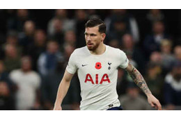 トッテナムMFホイビュア、ユナイテッド戦後に「倒れたファンを助けていた」 画像