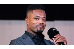 キル・ビルのコスプレをするエヴラ、股間が破れて踊り狂う 画像