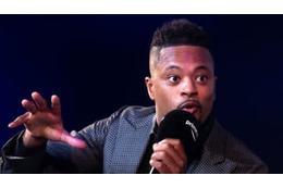 エヴラ、オールド・トラッフォードの芝を食べる 画像