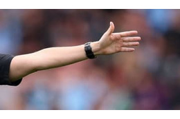 中東で歴史的試合！「女性の審判団」が男子サッカーをジャッジ 画像