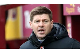 ジェラード、電車から降りる 画像