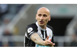 ニューカッスルMF、38円の激安缶ジュースにサインする 画像