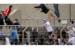 ファンが登った柵が崩壊…6mから落下、18歳男性が脳損傷 画像