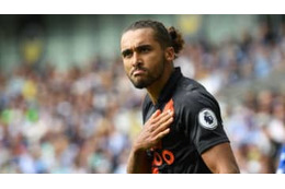 カルヴァート＝ルウィン、女子高生の制服？で雑誌の表紙を飾る 画像