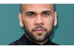 バルサ復帰のダニ・アウヴェス、練習初日の全力スライディングがこれ 画像