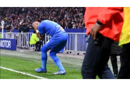 これは悪質…パイェット、投げ込まれたボトルで頭負傷…試合打ち切り 画像