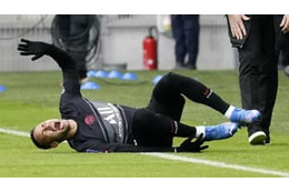 ネイマール、足首ぐにゃりで泣き叫ぶ…松葉杖で立ち去る 画像