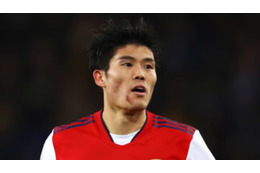 アーセナル冨安、顔面踏まれて傷だらけ…まさかの判定に海外もザワつく 画像