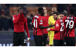 CLリヴァプール戦で天国から地獄…ミランDFトモリ、味方に慰められる 画像