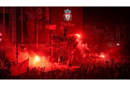 リヴァプールサポ、30人の男性に「ビンと椅子で襲撃される」衝撃映像 画像