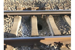 線路下の砕石陥没で運休 画像