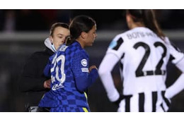 女子差別？チェルシー女子にぶっ潰された乱入男が逮捕されない理由 画像