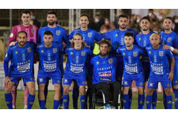 セビージャ、相手の「事故で車椅子になった選手」に”名前入りユニ”を贈呈 画像