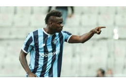 バロテッリ、ゴールした若手の頭を蹴る 画像