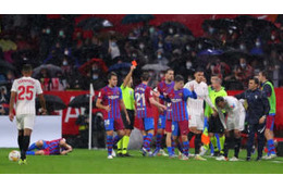 これはひどい…バルサDFの顔面にボールぶち当て！衝撃の一発退場シーン 画像