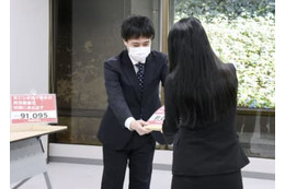 ひき逃げ時効撤廃求め署名提出 画像