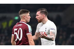 トッテナム対ウェストハム、ファンが路上で大乱闘 画像