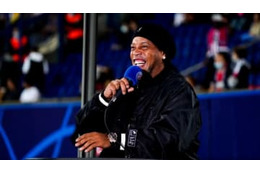 41歳ロナウジーニョがやった「変態ノールックパス」がこれ 画像