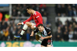 イラつくロナウド、相手選手に激しく衝突！退場ならずで物議醸す 画像