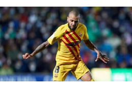 バルサ復帰の38歳ダニ・アウヴェス、「完璧股抜き」で魅せる 画像