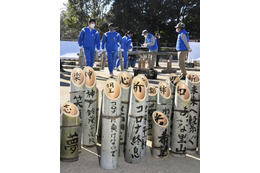 神戸で竹灯籠に願い書き入れ 画像