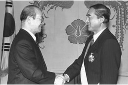 ＜あのころ＞初の日韓首脳会談 画像