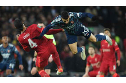 ファンダイク、アーセナル戦で思わず笑った「大激突シーン」がこれ 画像