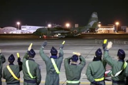 トンガ派遣、空自機が豪に出発 画像