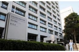 公的年金、0.4％引き下げ 画像