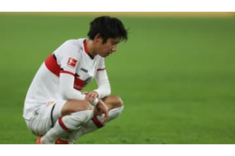 これはつらい…シュトゥットガルト伊藤洋輝、悲運のオウンゴールシーン 画像