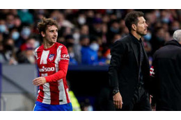 ベンチ外グリーズマン、狂喜のシメオネ監督を突き飛ばす 画像