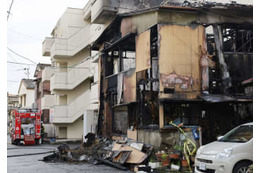 北九州で共同住宅全焼、2人死亡 画像