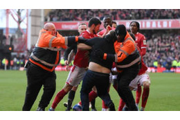 逮捕されて永久追放…レスターファン、試合中に2部選手に殴りかかる蛮行 画像