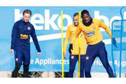 デンベレも笑う！バルサの「ボトルフリップチャレンジ練習」がおもしろい 画像