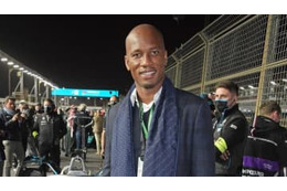 イブラの真似だ！ドログバも「サンドバッグ腹筋」やる 画像