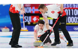 これが”人間カーリング”！イタリアのクラブが大盛りあがり 画像