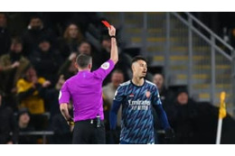 マルティネリ、珍しい「2秒で2枚のイエローカード」超即退場に 画像