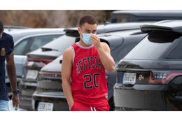 メッシが泣いたお別れ会見…バルサDFが「謎のバスケユニ」だった理由が判明 画像