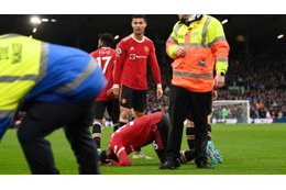 19歳のユナイテッドFW、倒れ込む…宿敵ファンが頭部に物投げつけ 画像