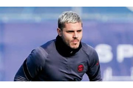 イカルディ、パンツ一丁で陽を浴びる 画像