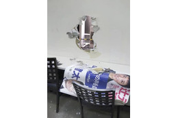 辻元清美氏事務所の窓破損、大阪 画像