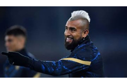 ビダルに抱きかかえられた筋肉彼女、上下動する 画像