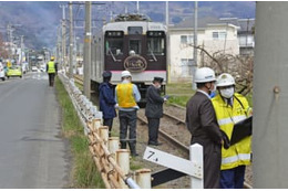 福島の踏切で車衝突、女性死亡 画像