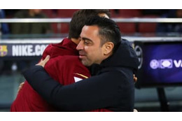 バルサファンじゃなくても惚れる！チャビ監督、号泣の子供ファンに神対応 画像