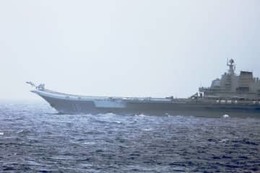 中国海軍の空母、連日の発着艦 画像
