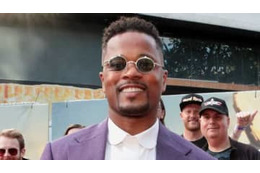 エヴラ、雨の中シャワーキャップとゴーグルで歌う 画像