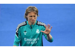 ロシアの砲撃で両親を亡くした6歳の少年、モドリッチが神対応！ 画像